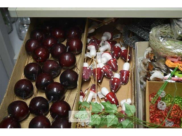 Inhoud tafel decoratiematerialen - afbeelding 6 van  7