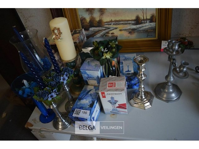 Inhoud tafel div kandelaars en vaasjes - afbeelding 1 van  5