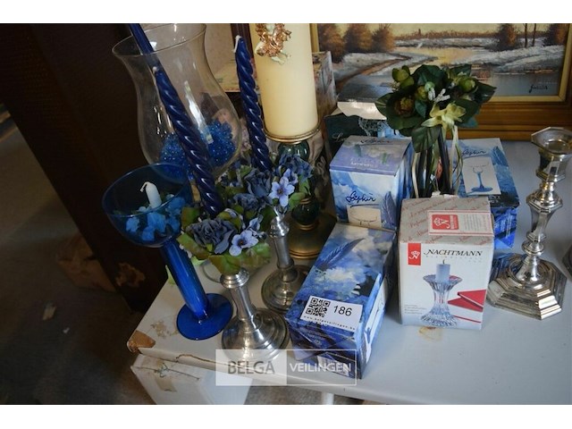 Inhoud tafel div kandelaars en vaasjes - afbeelding 2 van  5