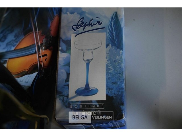 Inhoud tafel div kandelaars en vaasjes - afbeelding 3 van  5