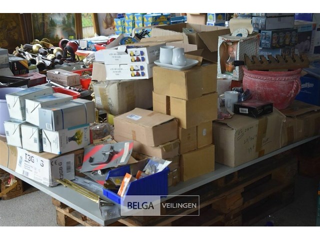 Inhoud tafel div materialen - afbeelding 1 van  11