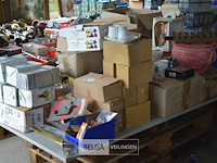 Inhoud tafel div materialen - afbeelding 1 van  11