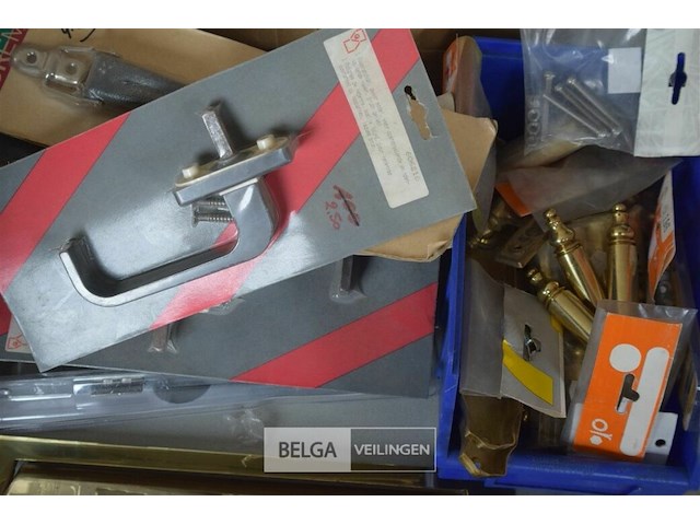 Inhoud tafel div materialen - afbeelding 7 van  11