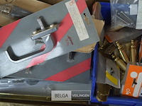 Inhoud tafel div materialen - afbeelding 7 van  11