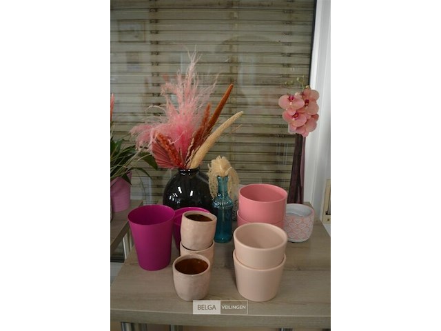 Inhoud tafel div potten envazen - afbeelding 1 van  5