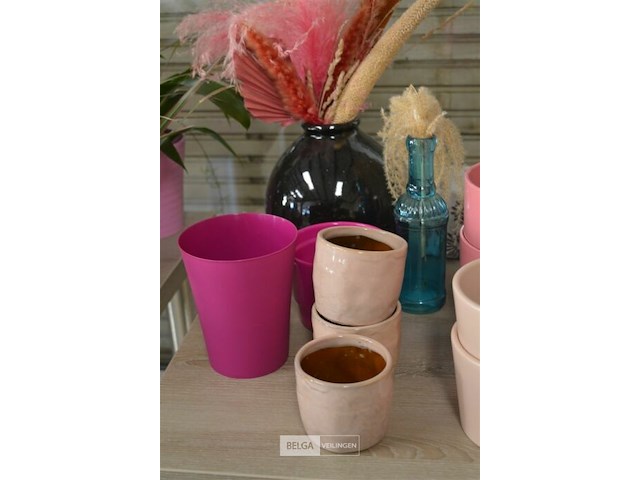 Inhoud tafel div potten envazen - afbeelding 2 van  5