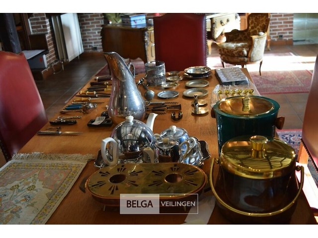 Inhoud tafel div spullen - afbeelding 1 van  6