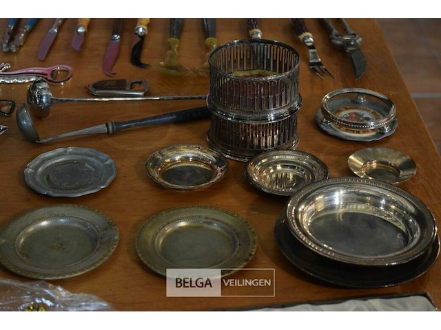 Inhoud tafel div spullen - afbeelding 3 van  6