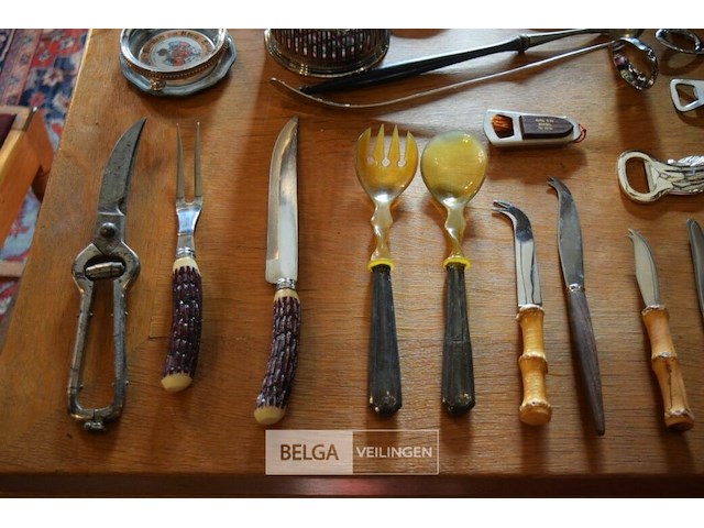 Inhoud tafel div spullen - afbeelding 5 van  6