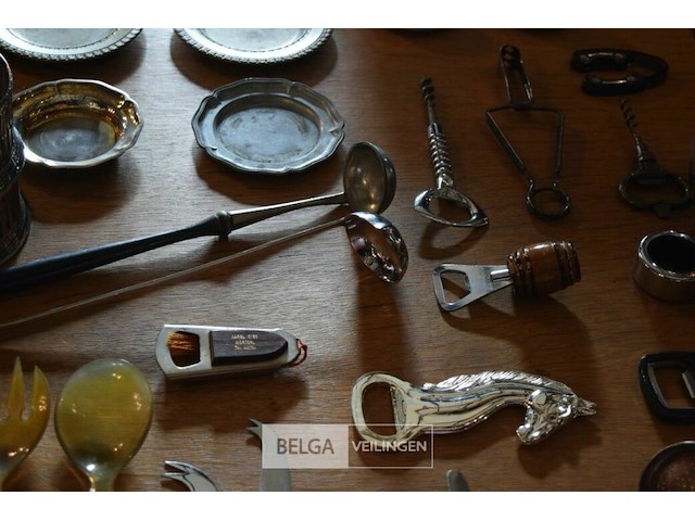 Inhoud tafel div spullen - afbeelding 6 van  6