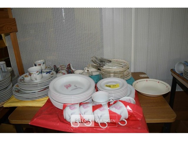 Inhoud tafel partij servies - afbeelding 1 van  4