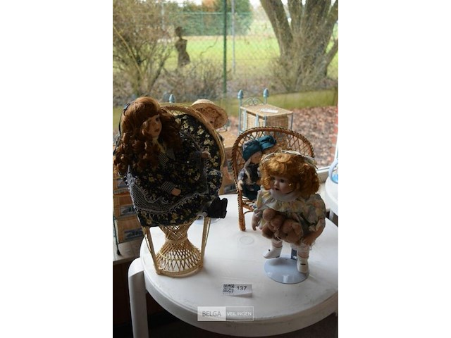 Inhoud tafel porselijnen poppen - afbeelding 1 van  5