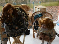 Inhoud tafel porselijnen poppen - afbeelding 1 van  5