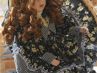 Inhoud tafel porselijnen poppen - afbeelding 2 van  5