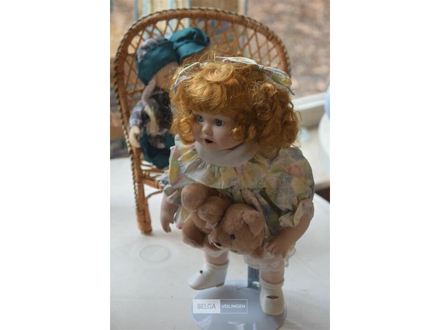 Inhoud tafel porselijnen poppen - afbeelding 3 van  5