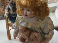 Inhoud tafel porselijnen poppen - afbeelding 3 van  5