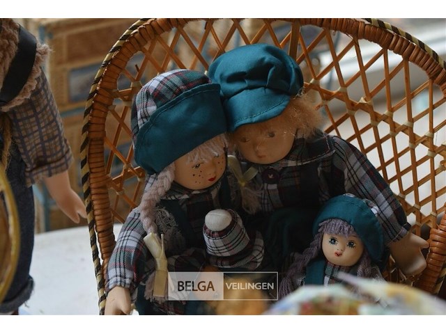 Inhoud tafel porselijnen poppen - afbeelding 4 van  5