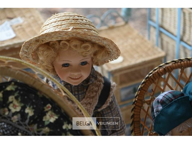 Inhoud tafel porselijnen poppen - afbeelding 5 van  5