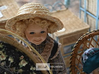 Inhoud tafel porselijnen poppen - afbeelding 5 van  5