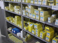 Inhoud van 2 meter stelling inhoudend diverse montage materiaal wo. schroeven - afbeelding 1 van  5