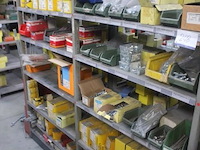 Inhoud van 2 meter stelling wo. bevestigingsmaterialen, dozen en bakken - afbeelding 1 van  5