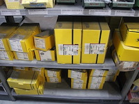 Inhoud van 2 meter stelling wo. bevestigingsmaterialen, dozen en bakken - afbeelding 2 van  5