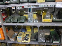 Inhoud van 2 meter stelling wo. bevestigingsmaterialen, dozen en bakken - afbeelding 3 van  5