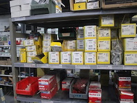 Inhoud van 2 meter stelling wo. bevestigingsmaterialen, dozen en bakken - afbeelding 4 van  5