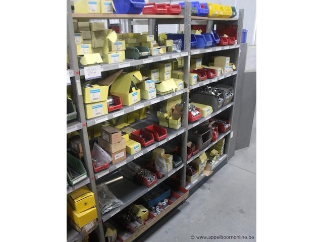 Inhoud van 2 meter stelling wo. bevestigingsmaterialen (moeren, bouten en ringen), in dozen en bakken - afbeelding 1 van  5
