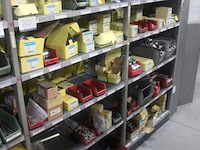 Inhoud van 2 meter stelling wo. bevestigingsmaterialen (moeren, bouten en ringen), in dozen en bakken - afbeelding 1 van  5