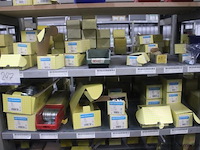 Inhoud van 2 meter stelling wo. bevestigingsmaterialen (moeren, bouten en ringen), in dozen en bakken - afbeelding 2 van  5