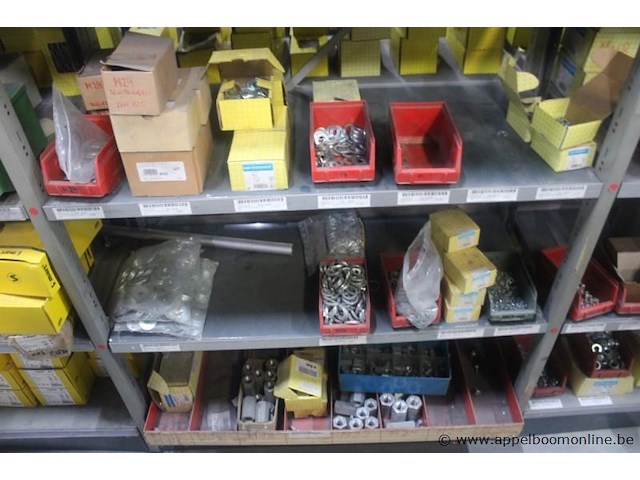 Inhoud van 2 meter stelling wo. bevestigingsmaterialen (moeren, bouten en ringen), in dozen en bakken - afbeelding 3 van  5
