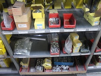 Inhoud van 2 meter stelling wo. bevestigingsmaterialen (moeren, bouten en ringen), in dozen en bakken - afbeelding 3 van  5