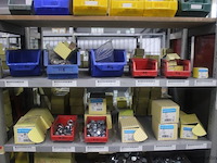 Inhoud van 2 meter stelling wo. bevestigingsmaterialen (moeren, bouten en ringen), in dozen en bakken - afbeelding 5 van  5