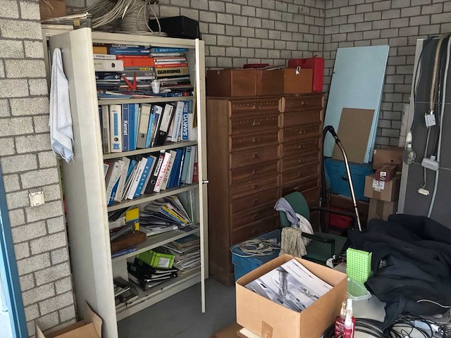 Inhoud van de bureauruimte - afbeelding 28 van  32