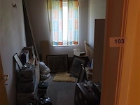 Inhoud van de kamer, vrije keuze van meenemen, volgens foto's - afbeelding 1 van  9