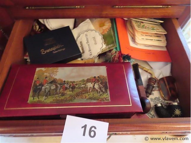Inhoud van de kast volgens foto - afbeelding 2 van  5