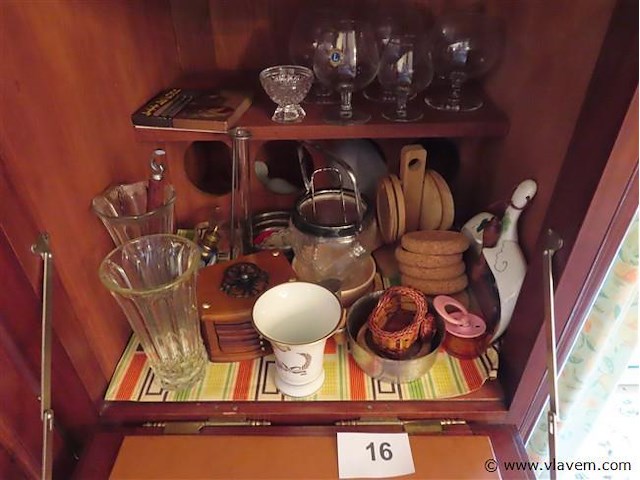 Inhoud van de kast volgens foto - afbeelding 3 van  5