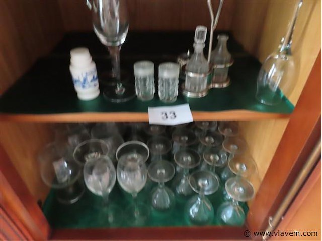 Inhoud van de kast volgens foto's - afbeelding 1 van  3