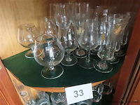 Inhoud van de kast volgens foto's - afbeelding 3 van  3