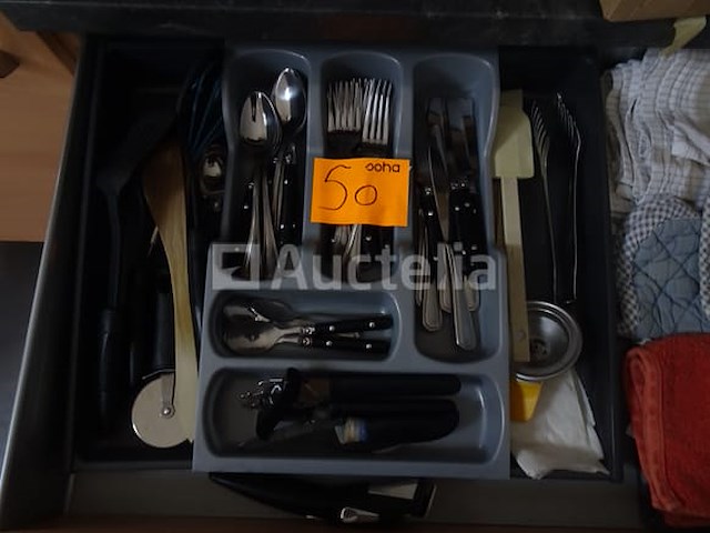Inhoud van de kasten en lades in de keuken - afbeelding 2 van  7