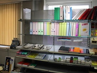 Inhoud van de stelling wo. kaften, schriften, paperclips etc