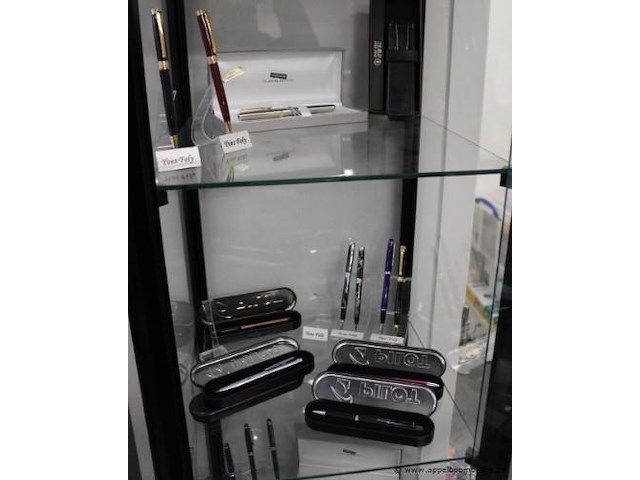 Inhoud van de vitrinekast wo. vulpennen - afbeelding 2 van  6