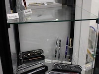 Inhoud van de vitrinekast wo. vulpennen - afbeelding 2 van  6