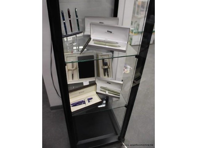 Inhoud van de vitrinekast wo. vulpennen - afbeelding 3 van  6