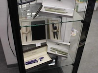 Inhoud van de vitrinekast wo. vulpennen - afbeelding 3 van  6