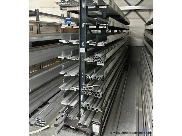 Inhoud van het rek bestaande uit diverse aluminium profielen, staven en buizen - afbeelding 1 van  4