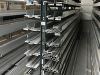 Inhoud van het rek bestaande uit diverse aluminium profielen, staven en buizen