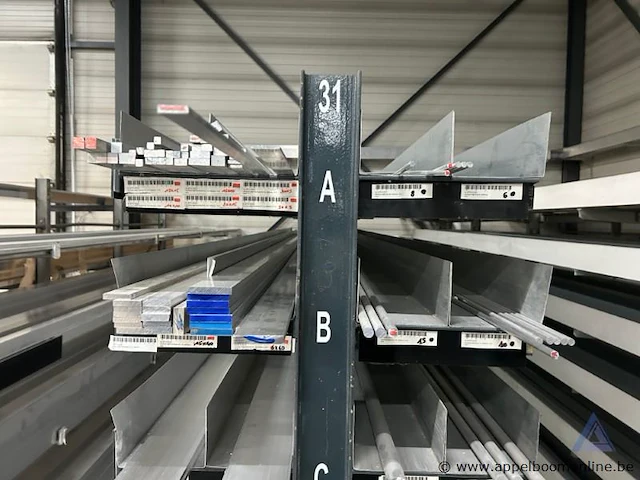 Inhoud van het rek bestaande uit diverse aluminium profielen, staven en buizen - afbeelding 2 van  4