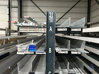 Inhoud van het rek bestaande uit diverse aluminium profielen, staven en buizen - afbeelding 2 van  4